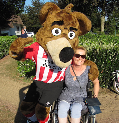 Vrouw in rolstoel met PHOXY