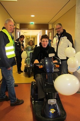 Wethouder op scootmobiel probeert het Dolium (gezondheidscentrum) uit te rijden