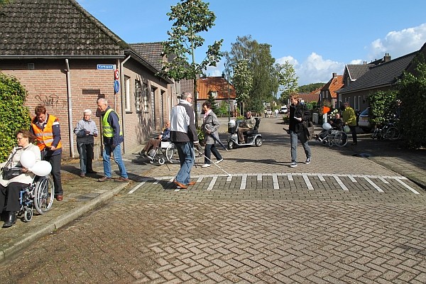 Persoon met blindegeleidestok is zijn oriëntatie kwijt