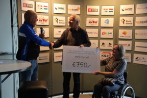 Wielerclub Hapert overhandigt de cheque van 750,00 Euro aan PMB Eersel