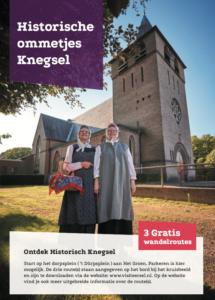 De kerk met pastorie in Knegsel met 2 dames in klederdracht