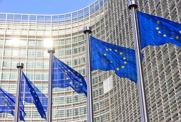 Vlaggen voor het gebouw van de Europese Commissie in Brussel