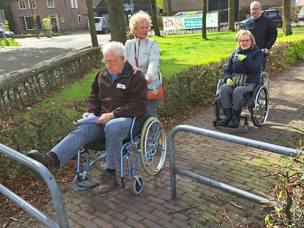 Een hek blokkeert het voetpad