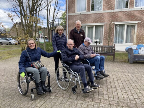 Vijf personen die de schouw uitgevoerd hebben. Drie personen zitten in een rolstoel
