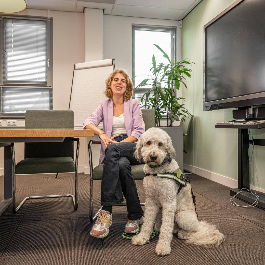 Lotte met haar hond Pim op haar kantoor in het gemeentehuis