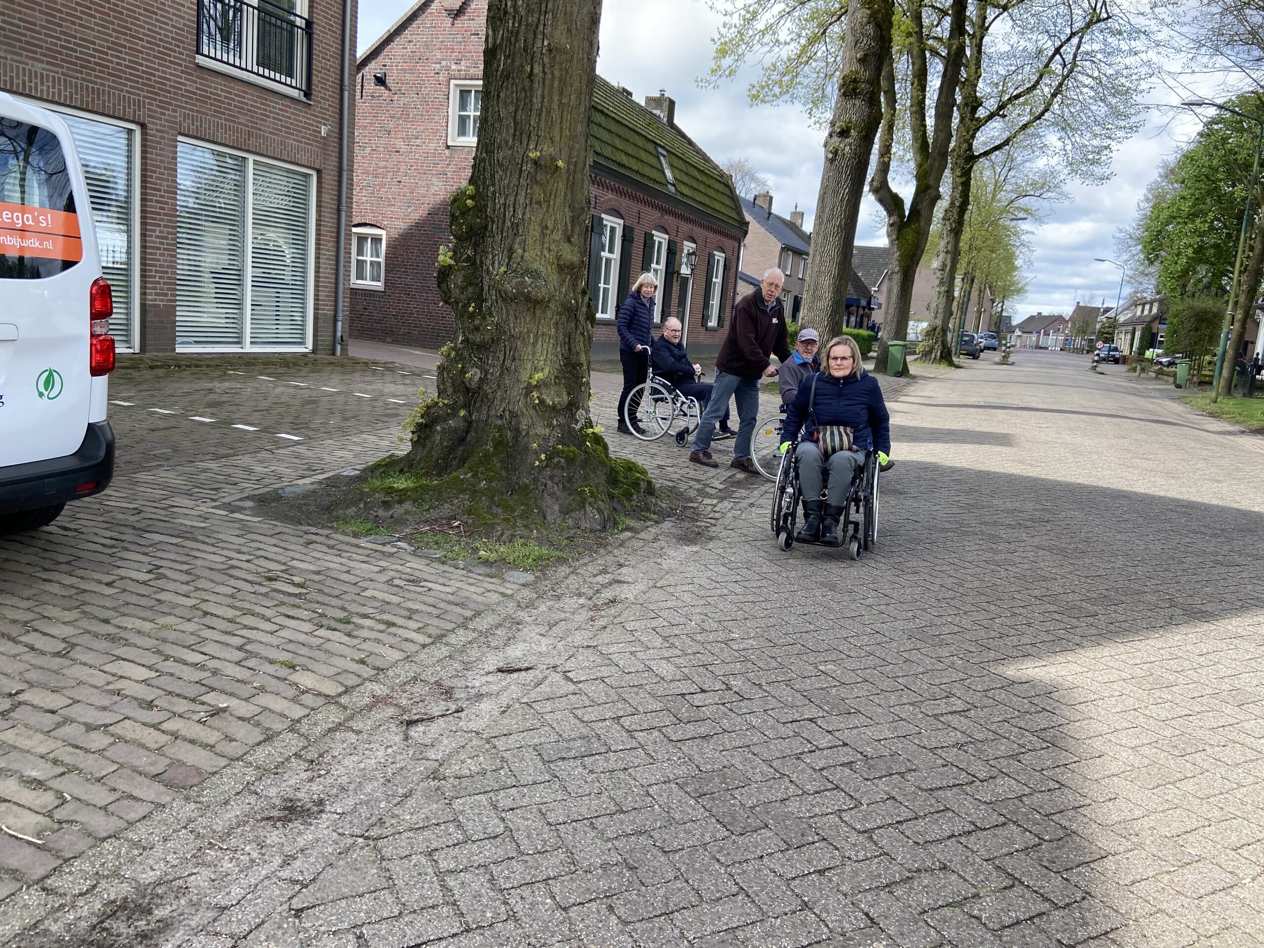 Een auto blokkeert de doorgang, het voetpad