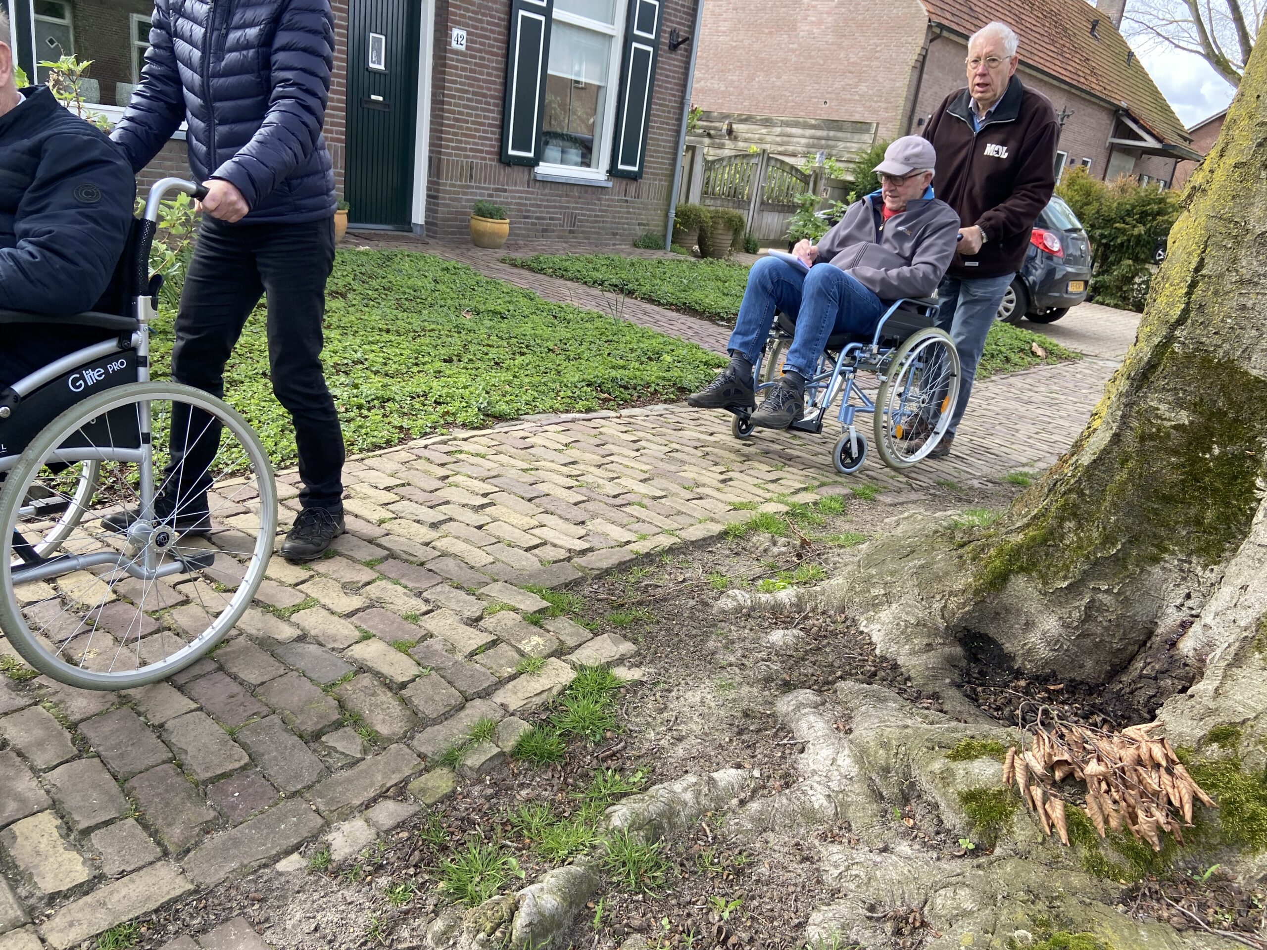 Enorme hobbel midden op het voetpad