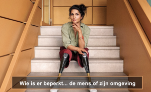 Vrouw met een beenprothese zittend op een trap