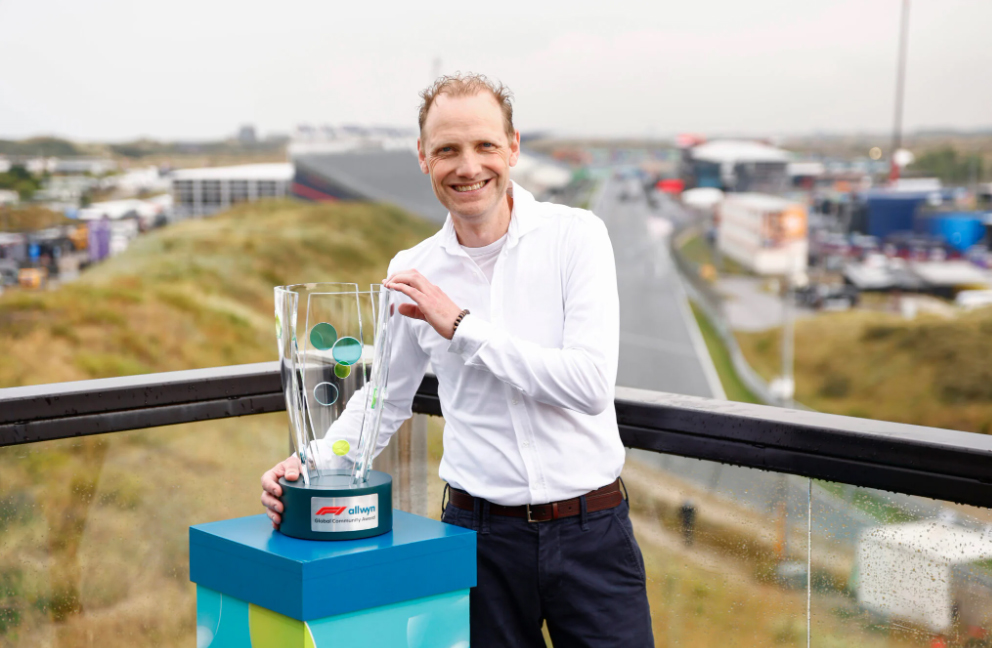 Jan Willem Koopman van HandicapNL met Award in zijn hand