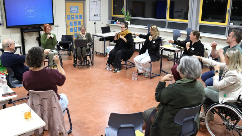 Zittend bewegen vanuit een rolstoel of op een stoel