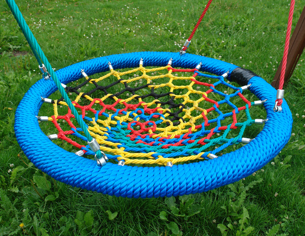 een schommel voor iedereen in de vorm van nest