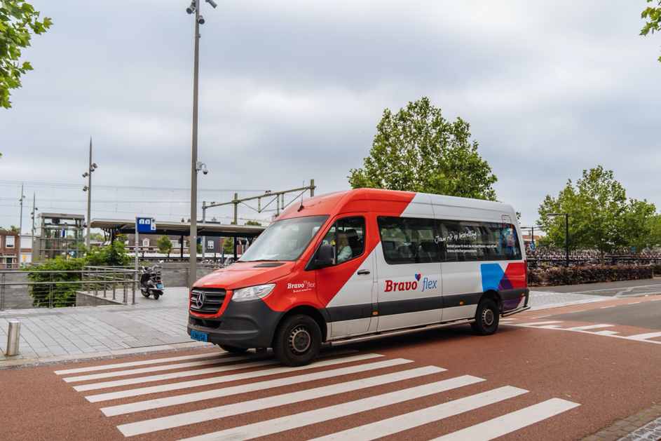 Bravoflex bus bij bushalte