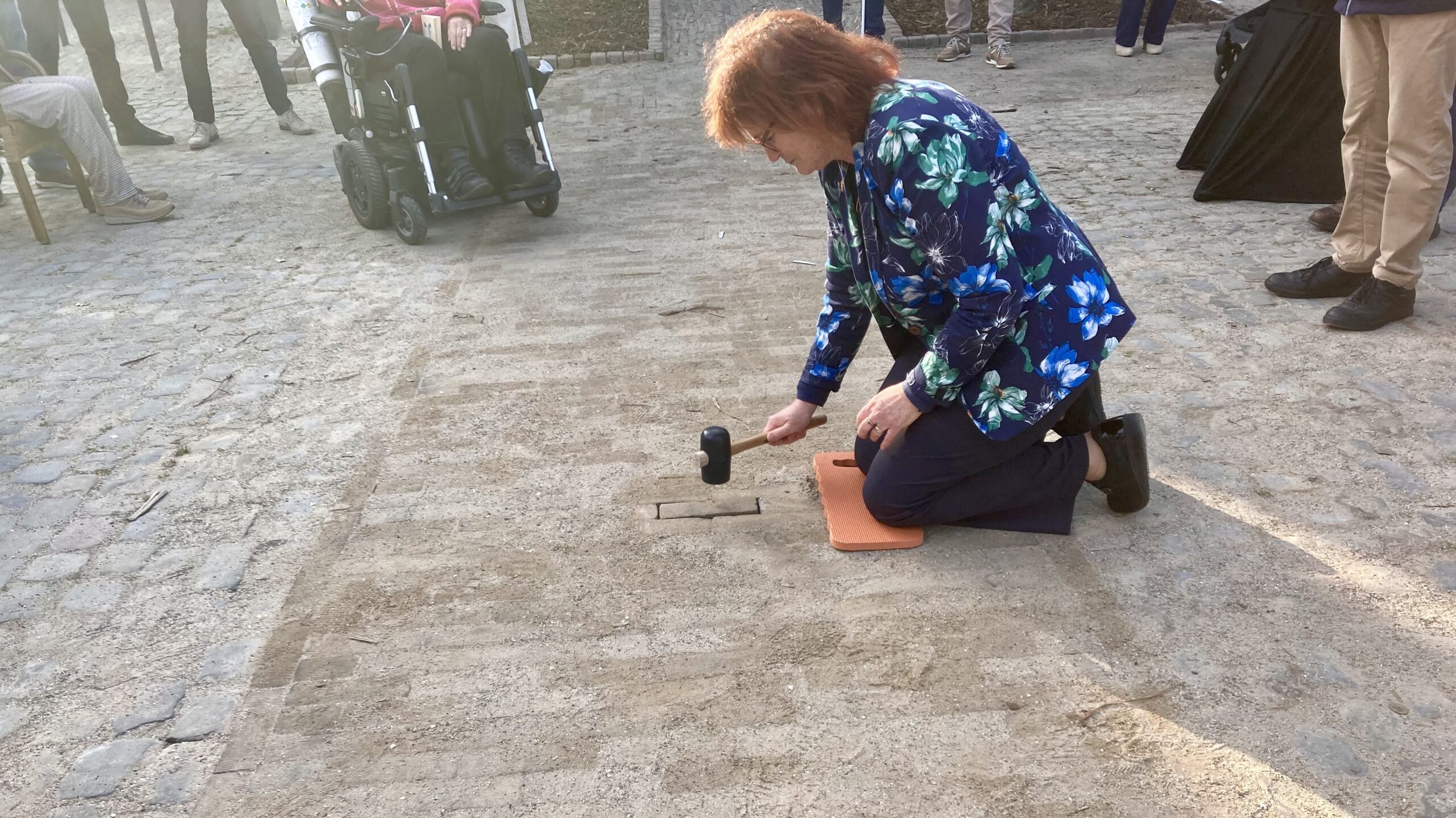 De Eerselse wethouder Jeanne Adriaans legde op symbolische wijze de laatste steen van de nieuwe klinkerverharding.