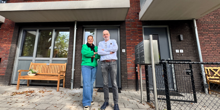 Gebouw van THOF wonen, met twee initiatiefnemers, ouders
