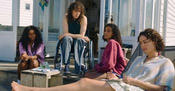 Een scene uit de film met vier jonge vrouwen, waarvan 1 in een rolstoel