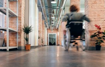 Vrouw in een rolstoel in een publieke ruimte