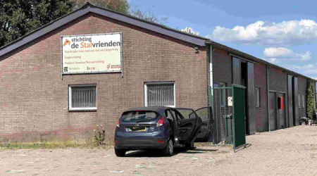 Paardenstallen van de stichting De Stalvrienden met logo