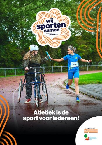 Samen sporten een kind op een framerunner met een kind aan het hardlopen