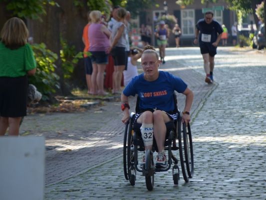 Rolstoelers en niet-rolstoelers sporten samen tijdens de Parelrun van 2023.