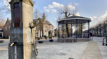 Loopstrook op Markt Eersel, tussen de Mariakapel en de kiosk