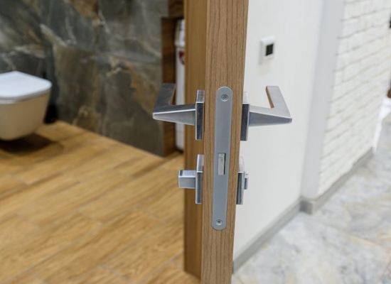 Openstaande toilet deur