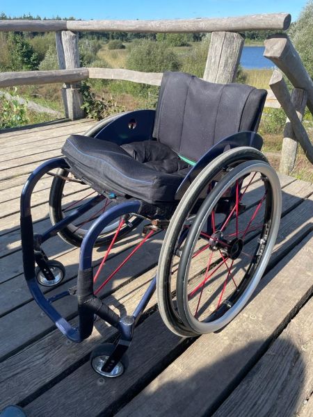 Rolstoel komt met wielen tussen de planken vast te zitten op de uitkijktoren