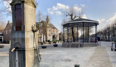 Loopstrook op Markt Eersel, tussen de Mariakapel en de kiosk