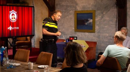 Een politie agent legt uit wat geldezels zijn