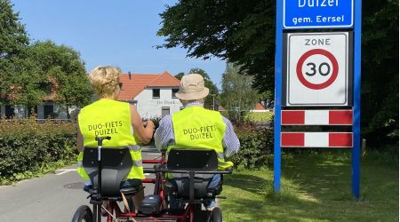 Twee personen op een duofiets