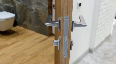 Openstaande toilet deur