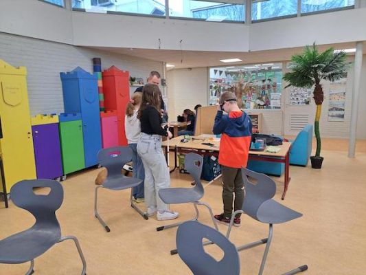 Workshop blind, slechtziend zijn. Leerlingen hebben oogmaskers op en geleidestokken
