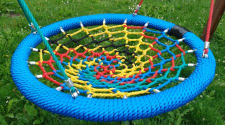 een schommel voor iedereen in de vorm van nest