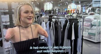 Tv-persoonlijkheid Eva Eikhout met korte armen in reguliere winkel met adaptieve kledinglijn.