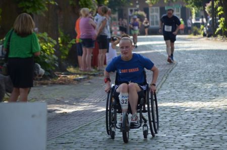 Rolstoelers en niet-rolstoelers sporten samen tijdens de Parelrun van 2023.