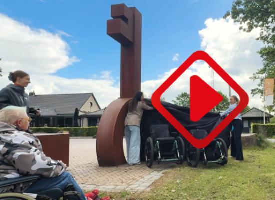 Bij Natuurpoort TerSpegelt worden 2 off-the-road stoelen onthuld.