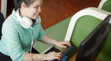 Slechtziend jonge vrouw achter de computer
