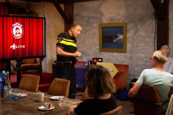 Een politie agent legt uit wat geldezels zijn