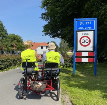 Twee personen op een duofiets