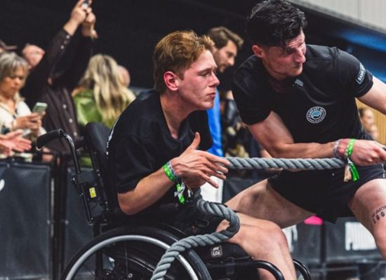 Kaelen met zijn trainer Nino aan het touwtrekken