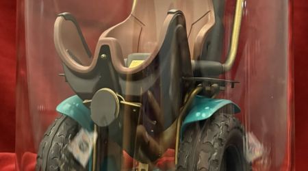 Een voorbeeld, een maquette, van een stoel voor een rolstoel