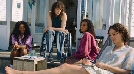 Een scene uit de film met vier jonge vrouwen, waarvan 1 in een rolstoel