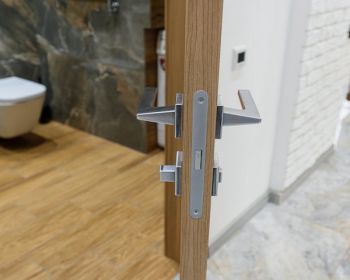 Openstaande toilet deur