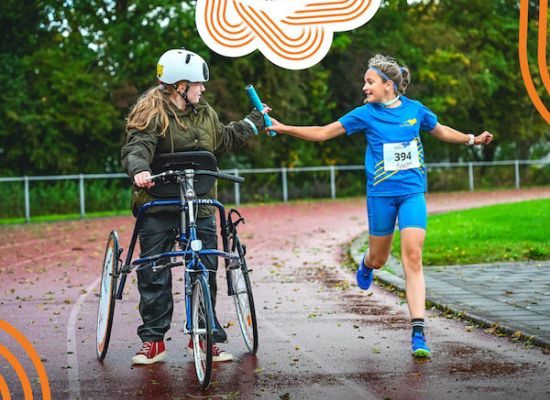 Samen sporten een kind op een framerunner met een kind aan het hardlopen
