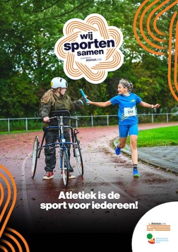 Estafette met een kind op een frame runner en een kind dat hardloopt