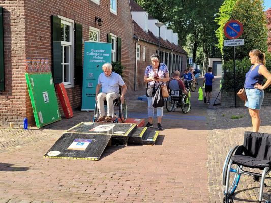 Voorzitter doet mee aan de rolstoelvaardigheidscursus