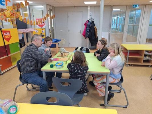 Workshop Niet Aangeboren Hersenletsel, waar allerlei hulpmiddelen worden getoond