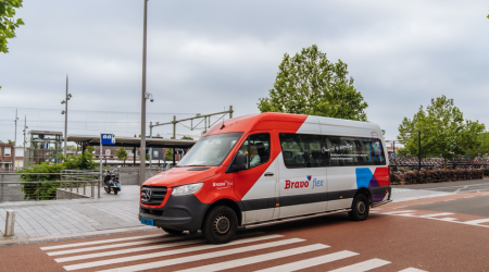 Bravoflex bus bij bushalte