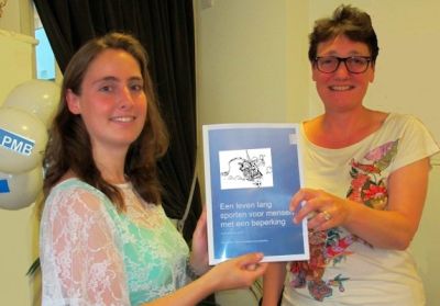 Onderzoeker overhandigt rapport aan de wethouder
