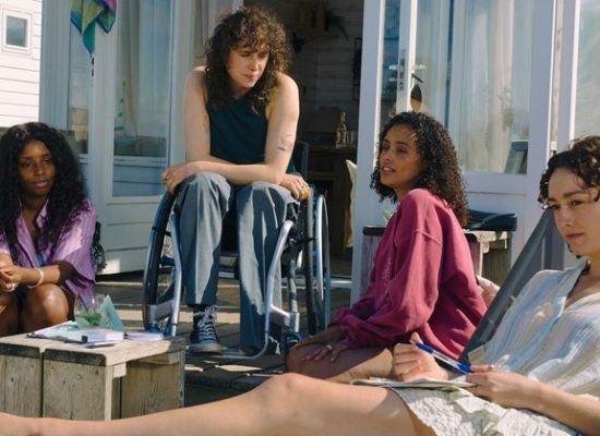 Een scene uit de film met vier jonge vrouwen, waarvan 1 in een rolstoel
