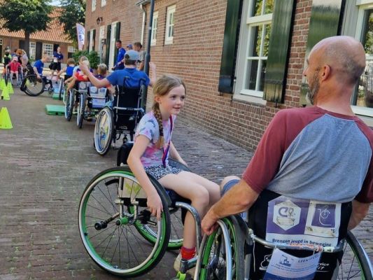 jong en oud deed mee aan het Wheelchair skills event